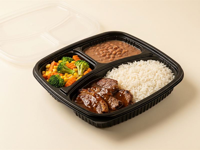 Marmita com divisórias contendo arroz, feijão, carne e legumes